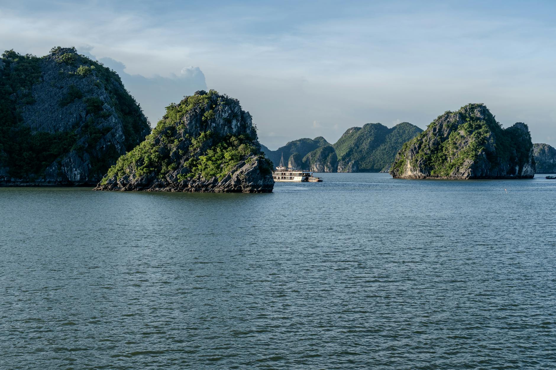 Travel to Ha Long Bay: a complete guide to Vietnamâs legendary seascape